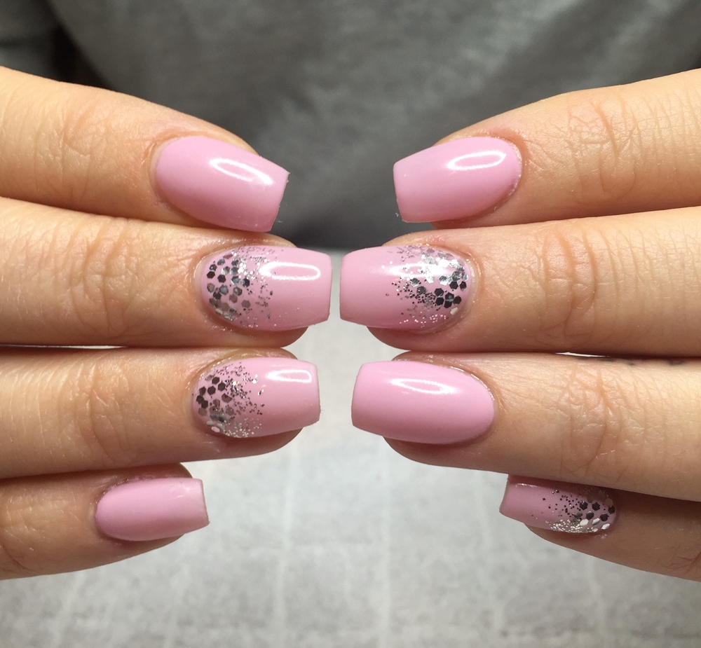 Rosa naglar med glitter