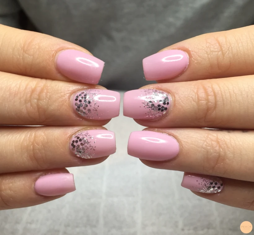 Rosa naglar med glitter