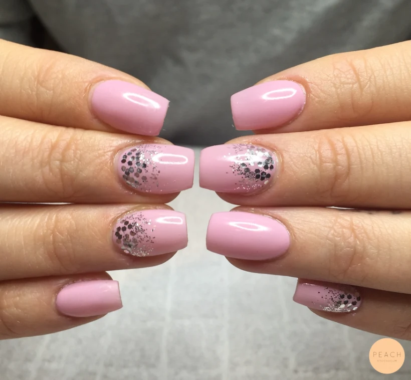Rosa naglar med glitter och rosa toner