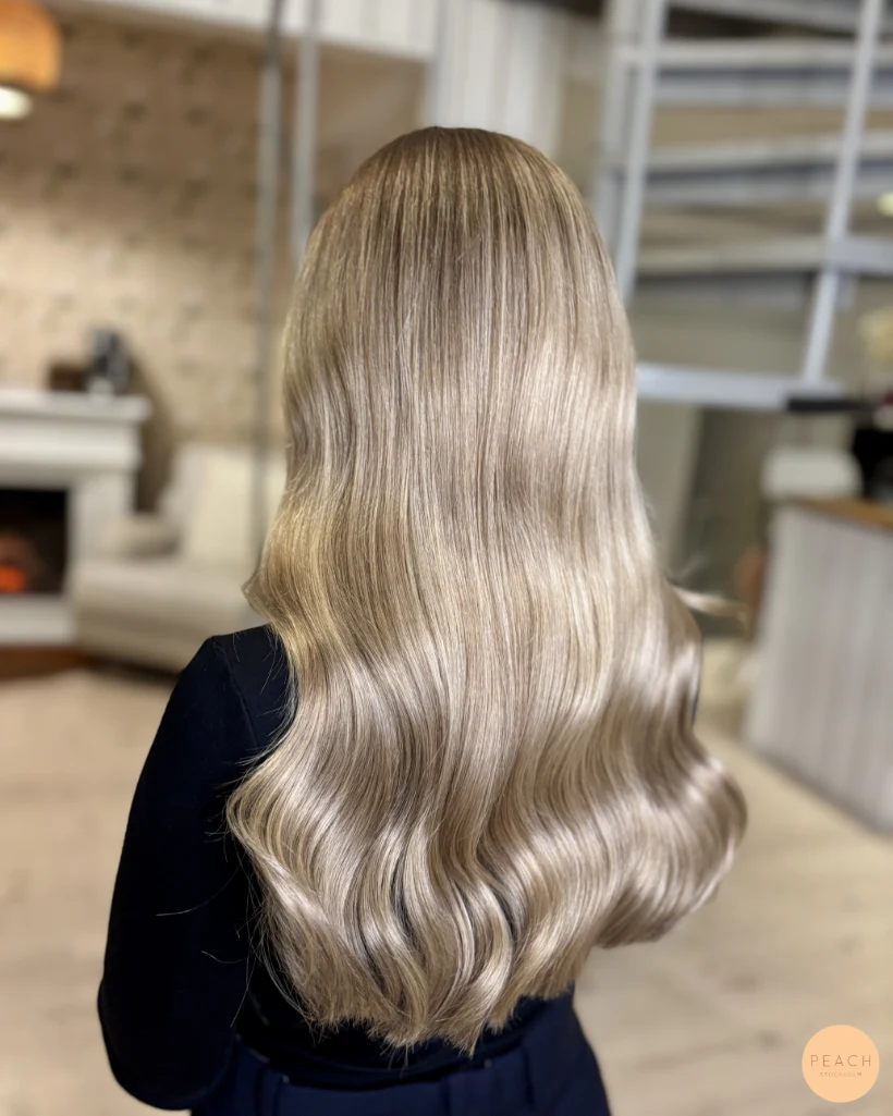 Beige blond med mjuk root shadow