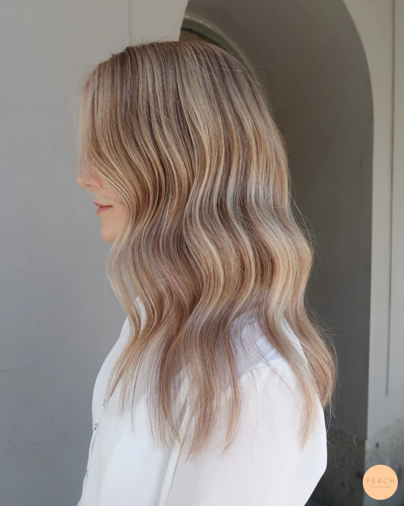 Beige blond hårfärg med ljusa och mörka slingor och beige toner