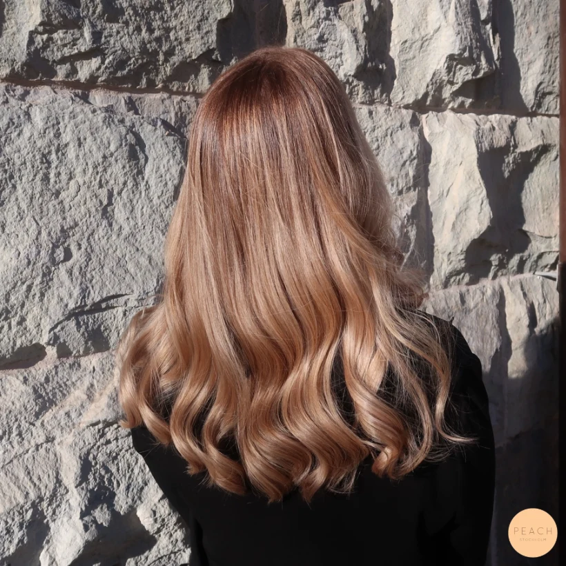 Varm blond balayage med ljusa slingor