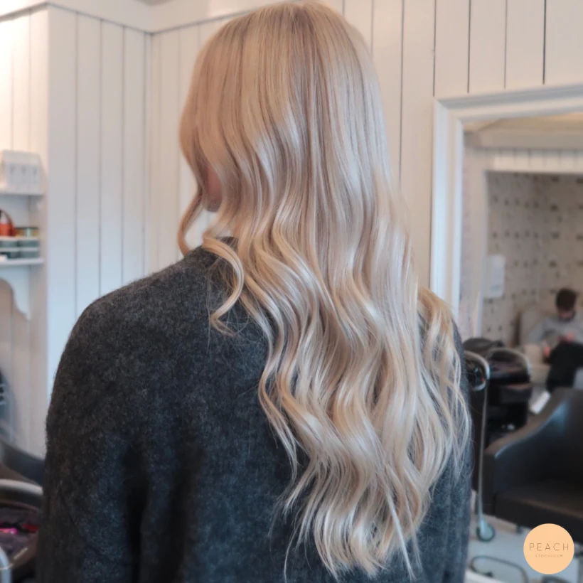 Sval blond balayage med mjuk fade