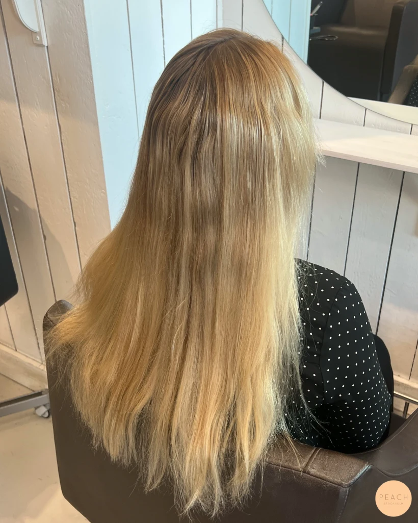 Creamy vanilla blonde hair med ljusa slingor