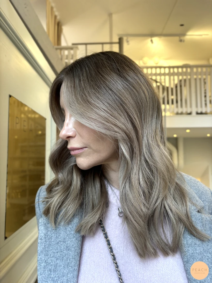 Balayage kall blond med ljusa slingor
