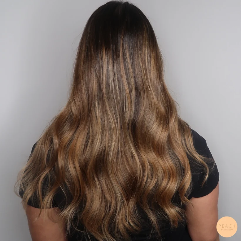 Brun balayage caramel med ljusa slingor
