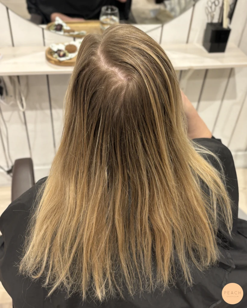 Vaniljblond hårfärg med sval nyansering