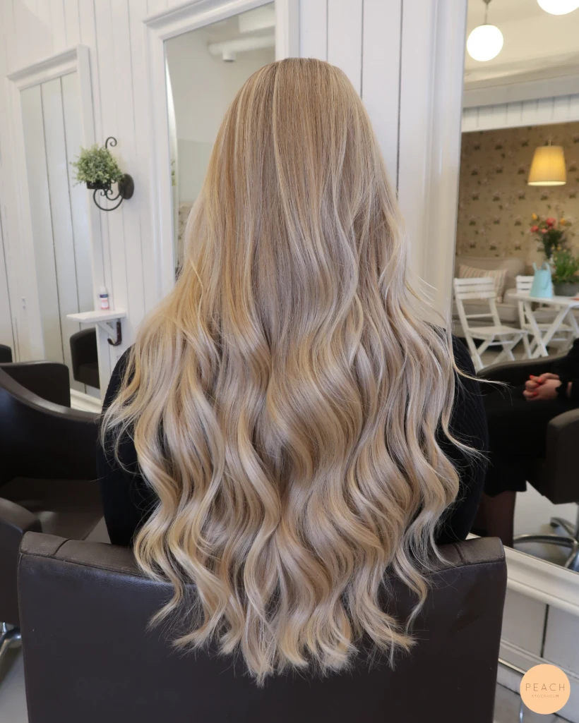 Kall blond hårfärg med highlights och fina babylights