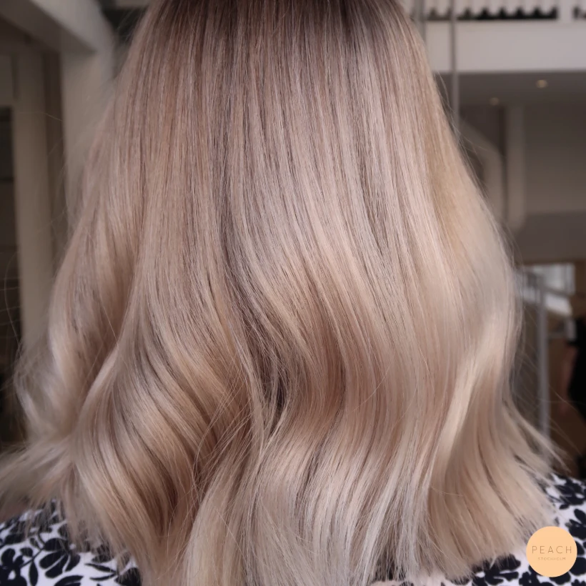 Från mörk till blond med bevarad naturlig botten