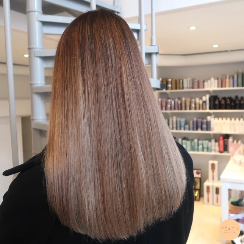 Varm beige hårfärg med mjuk root shadow