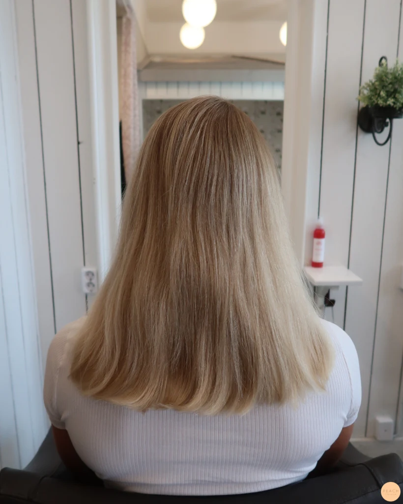 Ljusblond hårfärg och lob klippning