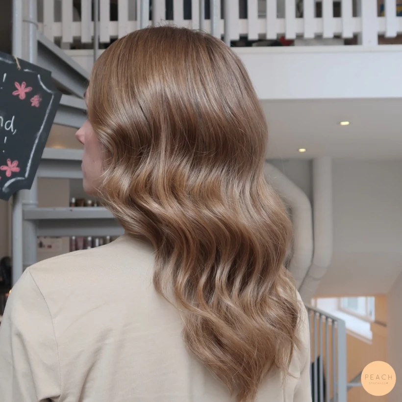 Balayage blond med mjuka lockar