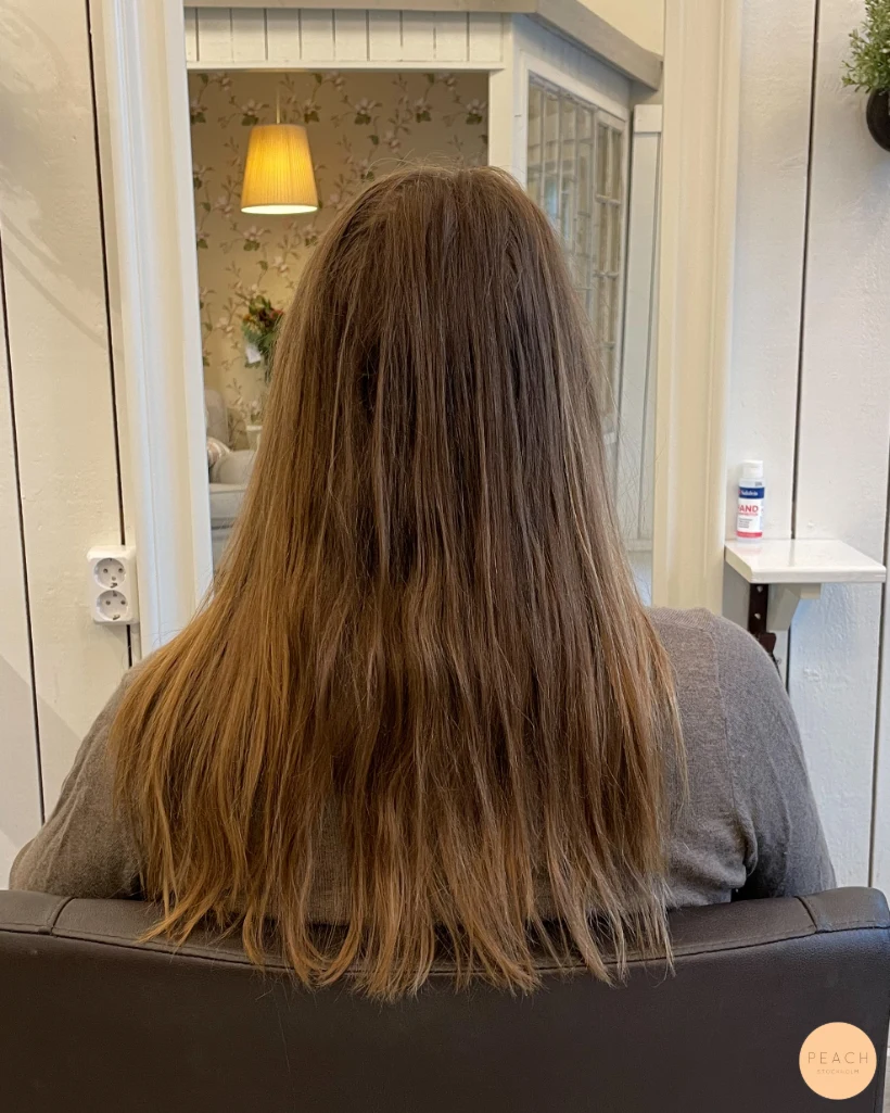 Sand beige hårfärg med ljusa slingor