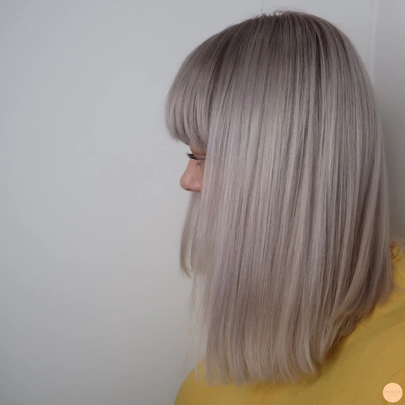 Hårfärg med gråa nyanser som skiftar lätt i lila