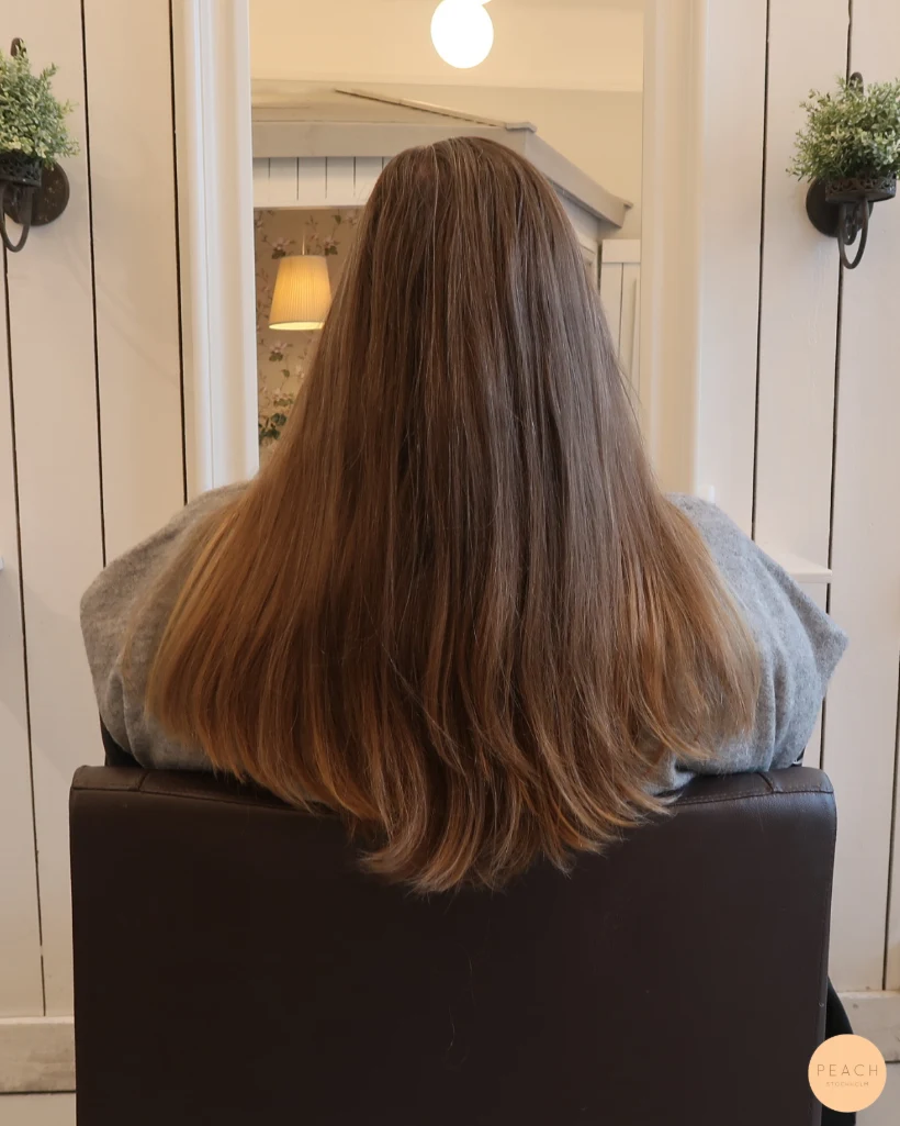 Kall mörkblond hårfärg med ljusa slingor