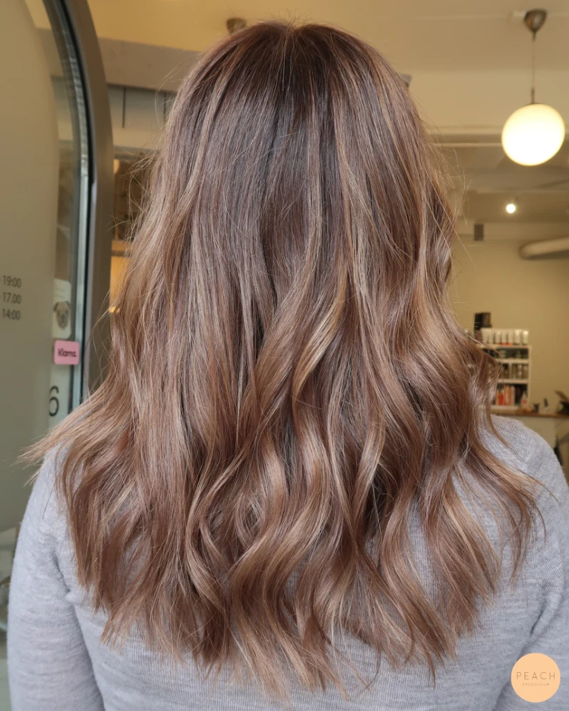 Bronde hårfärg med slingor och mjuka lowlights