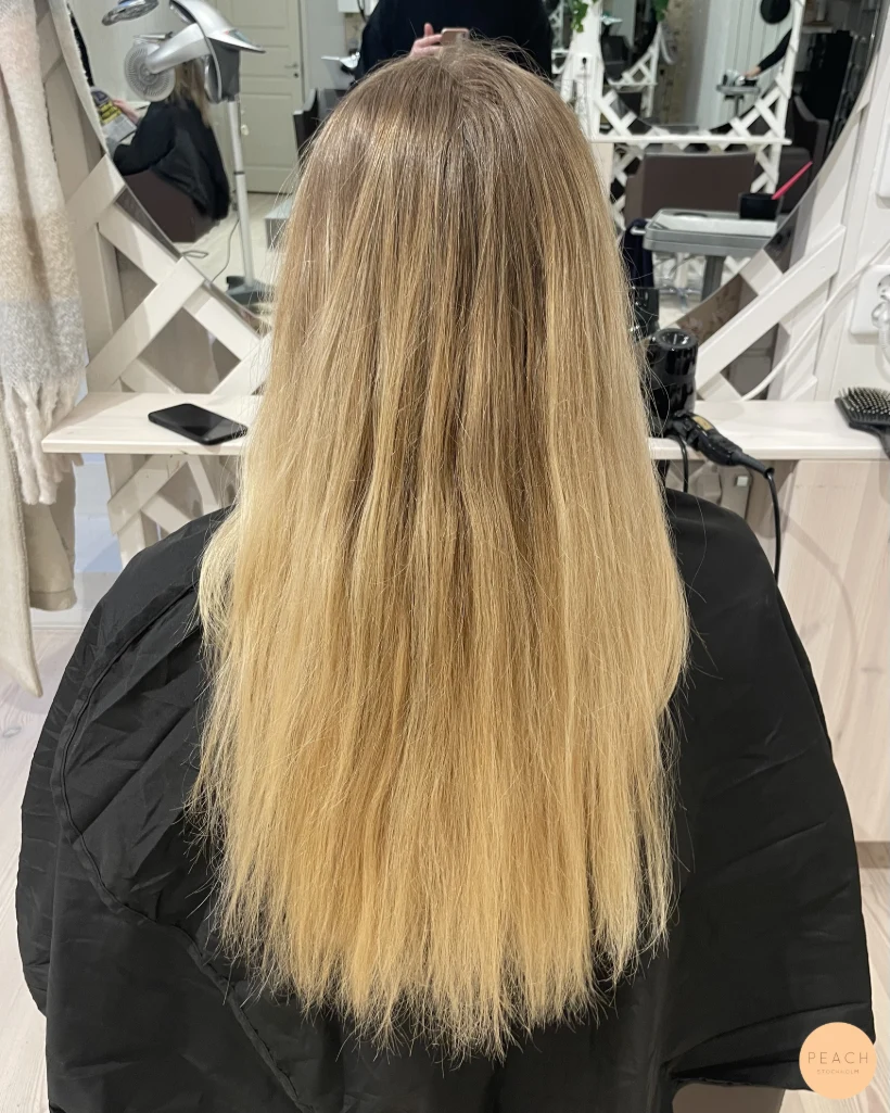 Blond balayage med ljusa slingor och röda toner