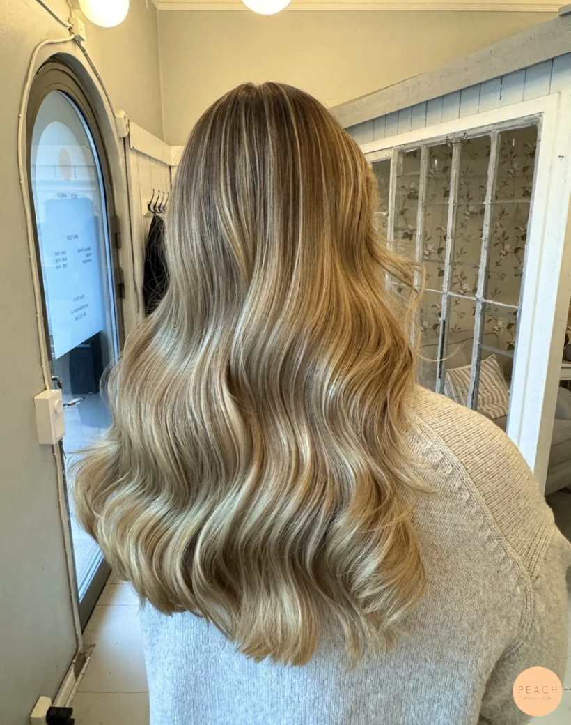 Guldblond hårfärg med mjuka teasylights