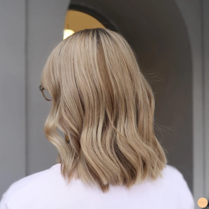 Makeover med många ljusa och mörka slingor