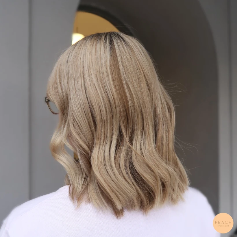 Makeover med många ljusa och mörka slingor