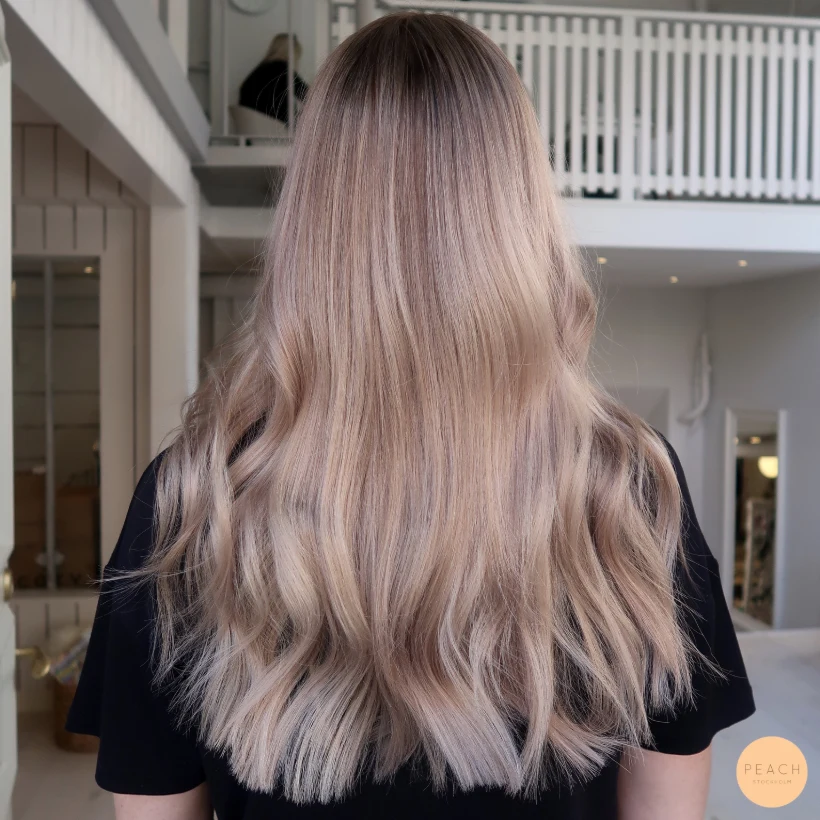 Dov beige blond med kalla slingor