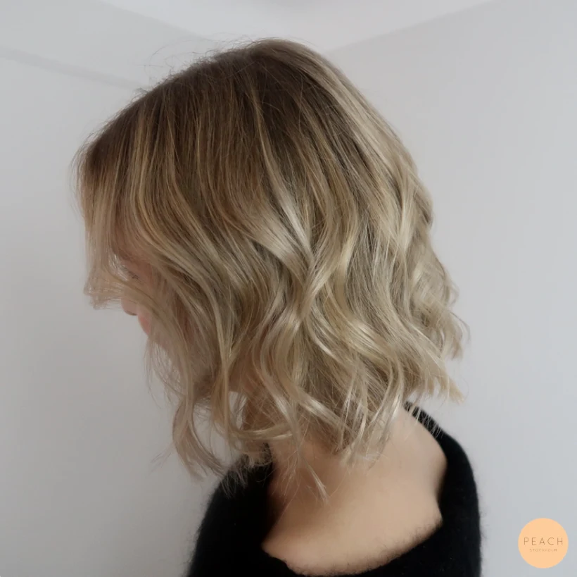Beigeblond balayage på kort lob