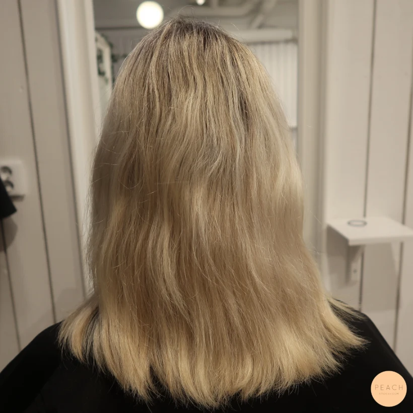 Champagne blonde hårfärg med ljusa slingor