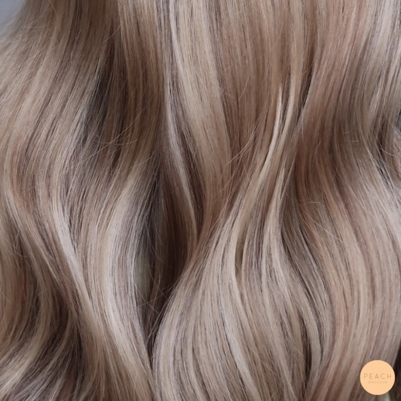 Beige blond balayage med lowlights och highlights