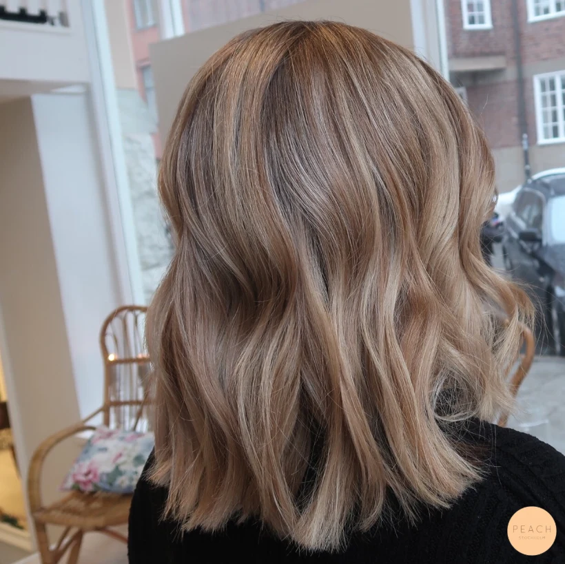 Ljusa och mörka slingor med beige toner