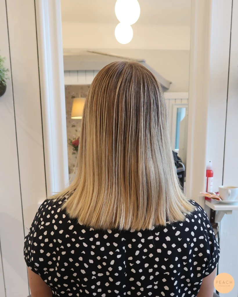 Höstblond hårfärg med highlights och lowlights