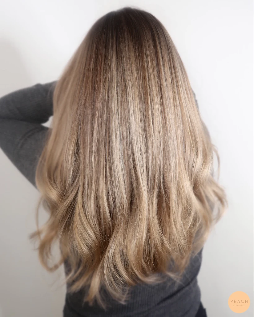 Beige balayage med mjuka lowlights