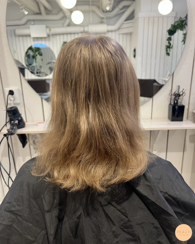 Naturlig blond hårfärg med ljusa slingor och beige toner