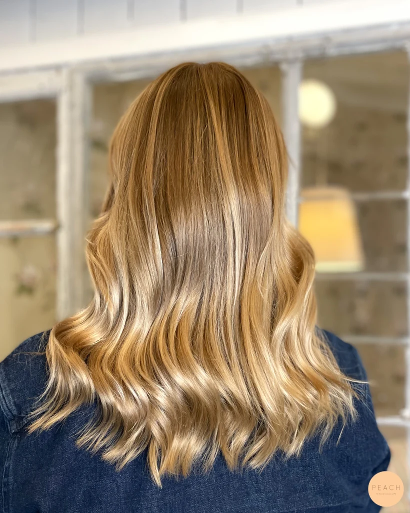 Varm beige blond hårfärg med balayage