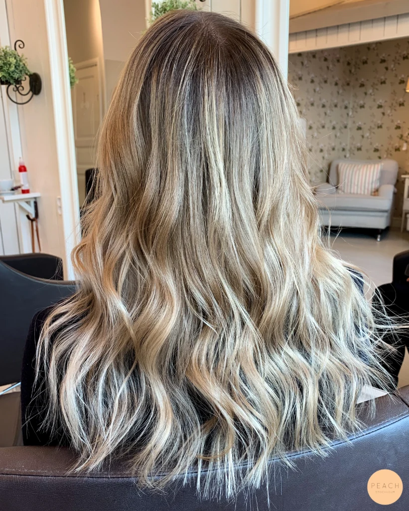 Ljusa slingor med balayage teknik