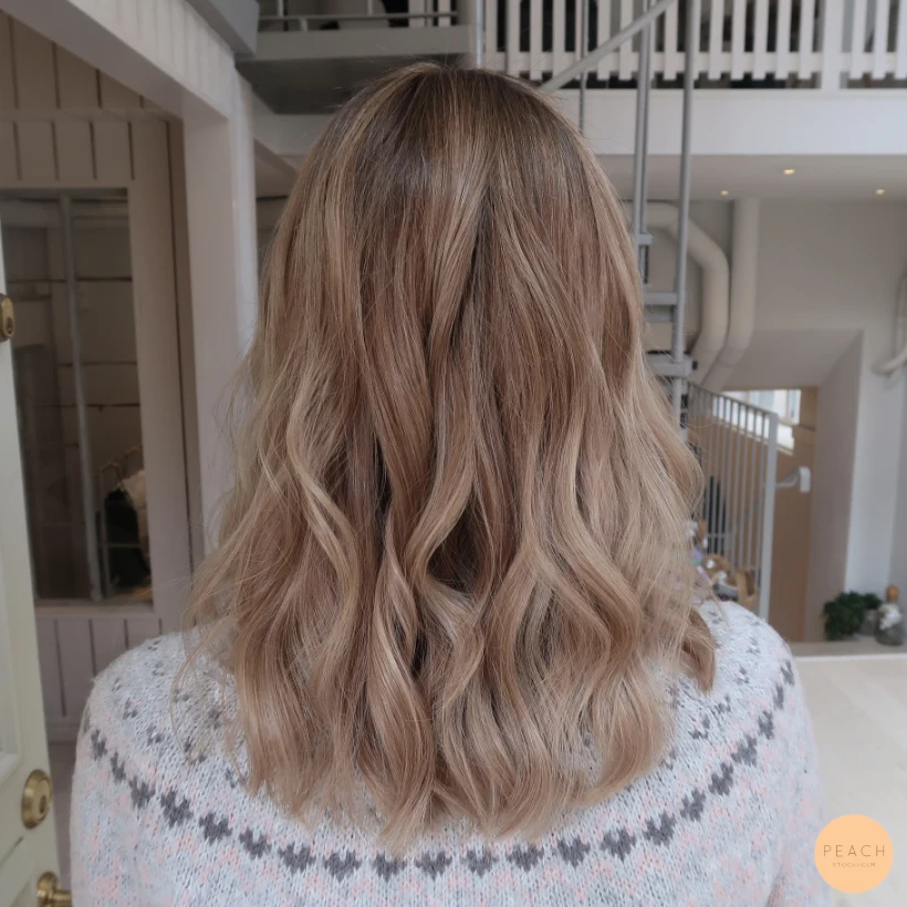 Varm blond balayage med mjuk root shadow