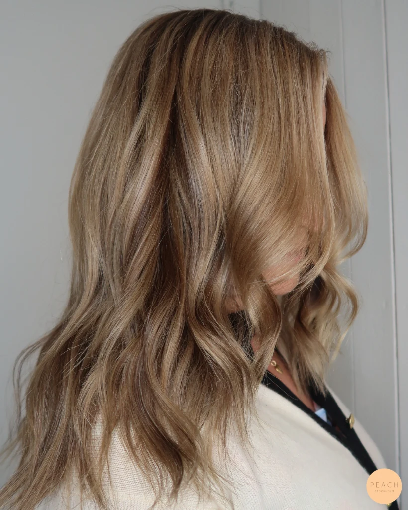 Beigeblond hårfärg med lowlights och highlights