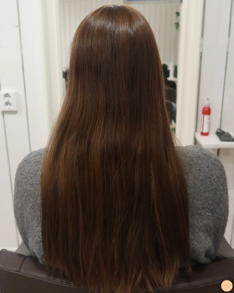 Mörkt hår med ljusa slingor skiftningar