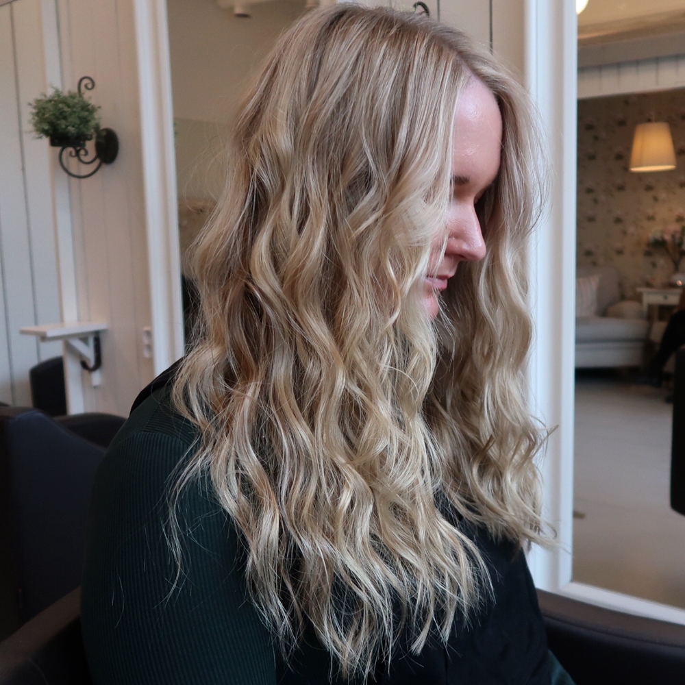Beige blond hårfärg med slingor och beach lockar