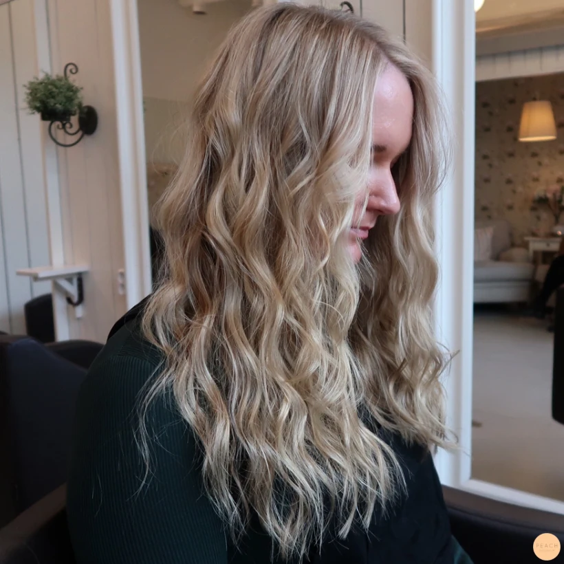 Beige blond hårfärg med slingor och beach lockar
