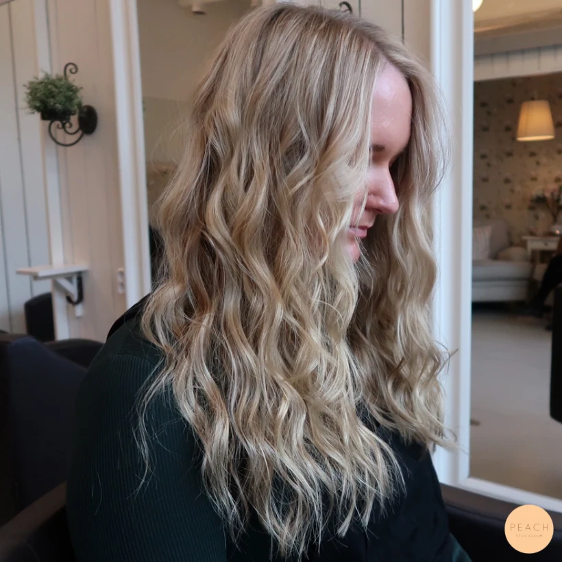 Beige blond hårfärg med slingor och beach lockar