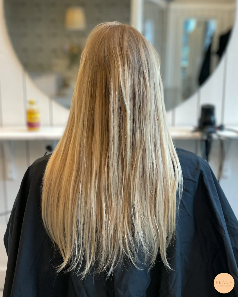 Naturlig blond hårfärg med mjuka teasylights