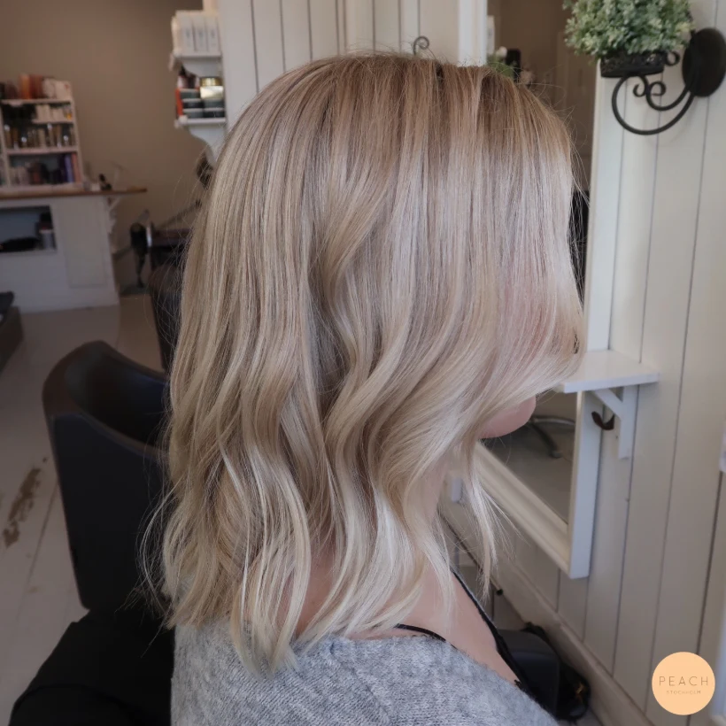 Beige blond hårfärg med många ljusa slingor