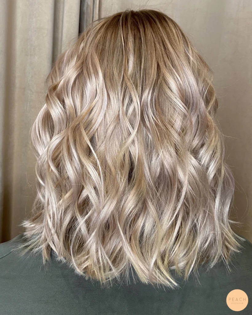 Kall blond hårfärg med ljus face frame