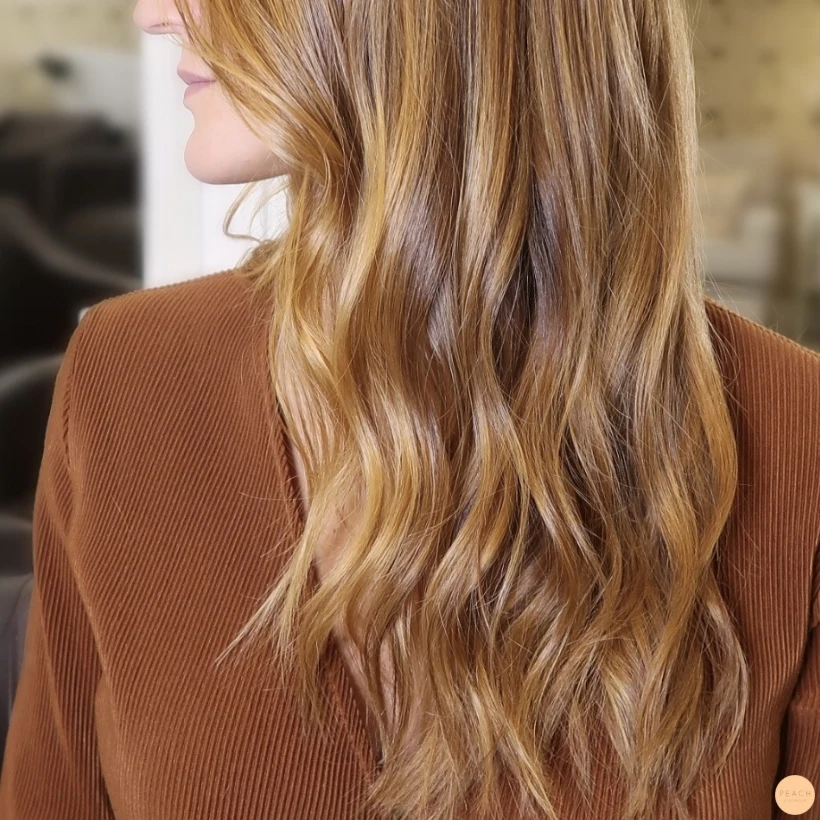 Honungsblond hårfärg med toner av karamell och koppar