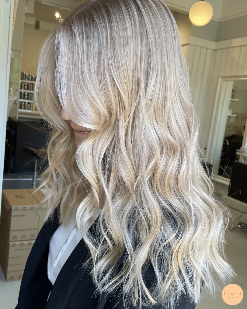 Ljusblond hårfärg med slingor