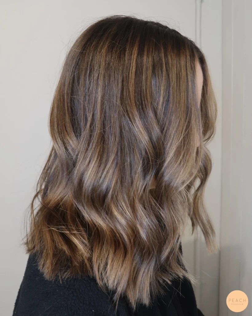 Bronde hårfärg med slingor och mjuk gråhårsövergång