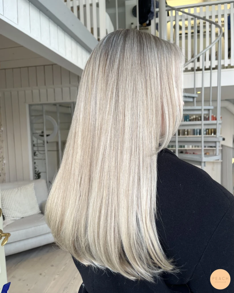 Light blonde hair med ljusa slingor