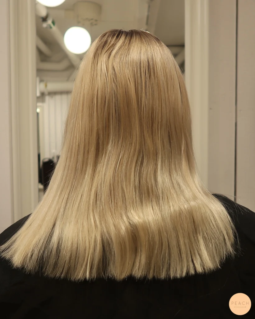 Kall blond hårfärg med ljus face frame