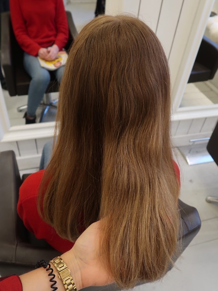 Balayage blont hår med ljusa slingor