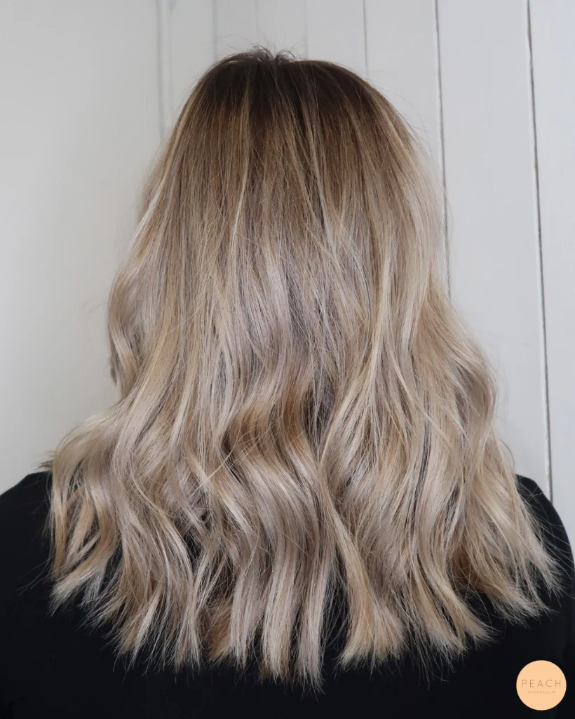 Kall blond hårfärg med rootshadow